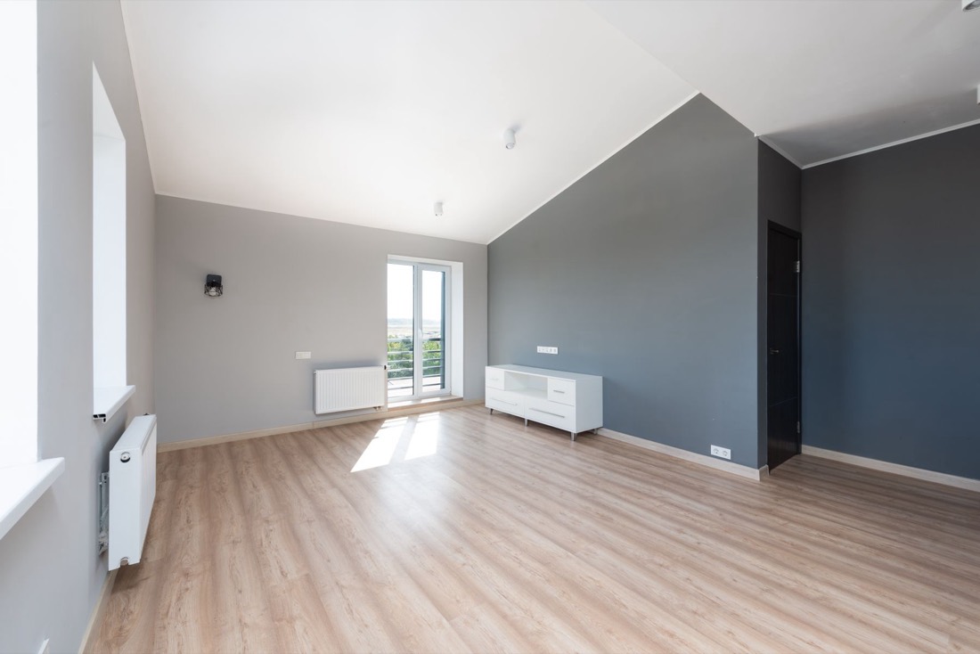 Appartement vide, propre, parquet clair et grandes fenêtres